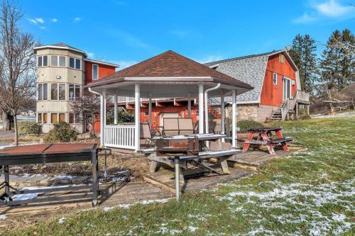 Quiet Getaway with Queen Bed & Wi-Fi in Clarks Summit (PA) Quiet Getaway with Queen Bed & Wi-Fi in Clarks Summit (PA)