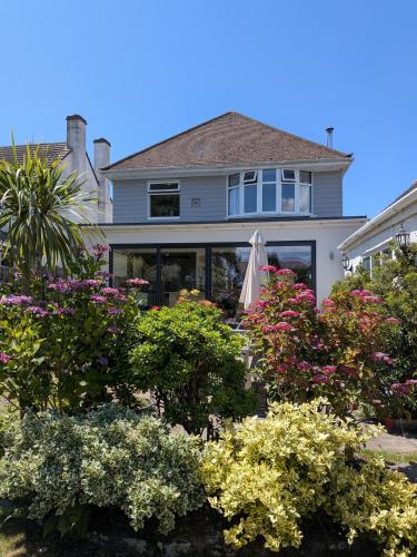 4-Bed Home, 5 min Walk to the Beach in East Southbourne and Tuckton 4-Bed Home, 5 min Walk to the Beach in East Southbourne and Tuckton