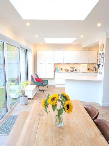 4-Bed Home, 5 min Walk to the Beach in East Southbourne and Tuckton 4-Bed Home, 5 min Walk to the Beach in East Southbourne and Tuckton