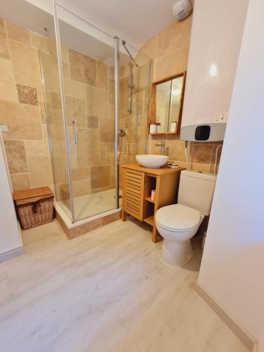 Fürdőszoba, La maison de Roméo (La maison de Romeo) in Falaise Fürdőszoba, La maison de Roméo (La maison de Romeo) in Falaise