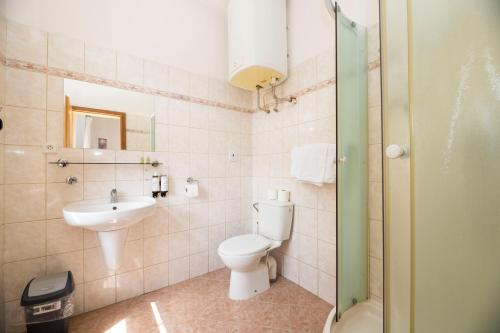 浴室, Grandhotel Sluchátko - EX Zámecký hotel (Grandhotel Sluchatko - EX Zamecky hotel) in 弗拉諾夫納德迪伊 浴室, Grandhotel Sluchátko - EX Zámecký hotel (Grandhotel Sluchatko - EX Zamecky hotel) in 弗拉諾夫納德迪伊