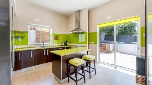 ห้องครัว, Bright 3BDR House with Pool by Lovelystay in มอนเตกาเนลาส ห้องครัว, Bright 3BDR House with Pool by Lovelystay in มอนเตกาเนลาส