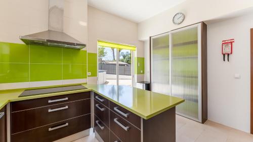 ห้องครัว, Bright 3BDR House with Pool by Lovelystay in มอนเตกาเนลาส ห้องครัว, Bright 3BDR House with Pool by Lovelystay in มอนเตกาเนลาส