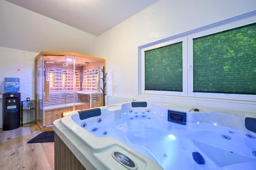 อ่างแช่น้ำร้อน, Holiday House with Pool and Wellness Area - Black Pearl in สเวติ คริซ ซาเชรตเย อ่างแช่น้ำร้อน, Holiday House with Pool and Wellness Area - Black Pearl in สเวติ คริซ ซาเชรตเย