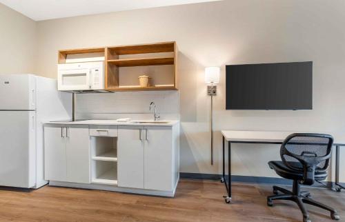 Kitchen, Extended Stay America Premier Suites - Bradenton in Bradenton (FL) Kitchen, Extended Stay America Premier Suites - Bradenton in Bradenton (FL)