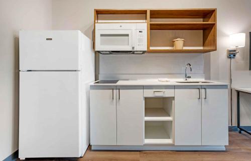 Kitchen, Extended Stay America Premier Suites - Bradenton in Bradenton (FL) Kitchen, Extended Stay America Premier Suites - Bradenton in Bradenton (FL)