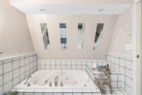 Hot tub, Quiet Getaway with Queen Bed & Wi-Fi in Clarks Summit (PA) Hot tub, Quiet Getaway with Queen Bed & Wi-Fi in Clarks Summit (PA)