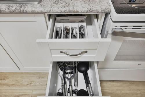 Chic 2 BR Urban Retreat Near Beach Free Parking in Central Oshawa Chic 2 BR Urban Retreat Near Beach Free Parking in Central Oshawa