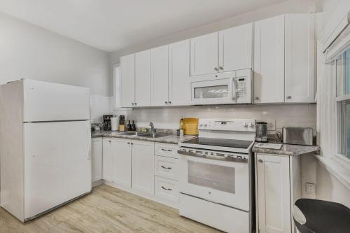 Chic 2 BR Urban Retreat Near Beach Free Parking in Central Oshawa Chic 2 BR Urban Retreat Near Beach Free Parking in Central Oshawa