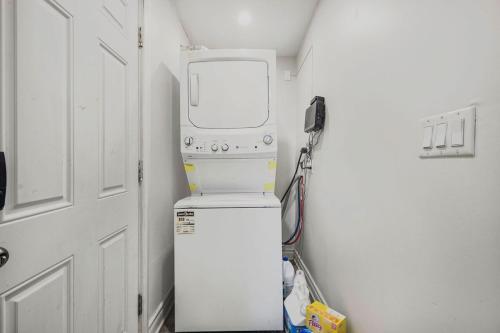 Chic 2 BR Urban Retreat Near Beach Free Parking in Central Oshawa Chic 2 BR Urban Retreat Near Beach Free Parking in Central Oshawa