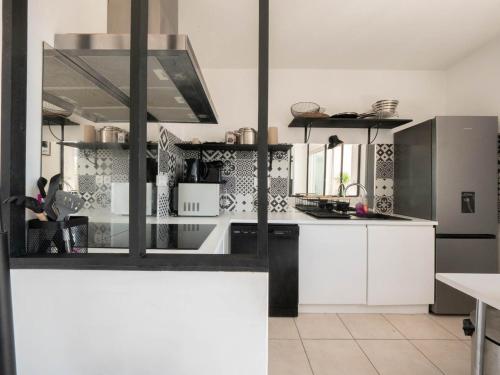 Kitchen, Loft lumineux - terrasse ensoleillee in Alco Kitchen, Loft lumineux - terrasse ensoleillee in Alco