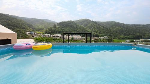 숙소 외관, 가평 또바기 애견 동반 스파 글램핑 카라반 펜션 (Gapyeong Ddobagi Pet & Spa Glamping) in 북면 숙소 외관, 가평 또바기 애견 동반 스파 글램핑 카라반 펜션 (Gapyeong Ddobagi Pet & Spa Glamping) in 북면