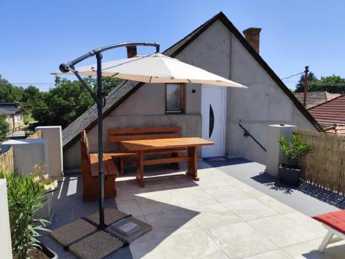 Létesítmények, Norbi Vendégház (Norbi Vendeghaz) in Balatonszárszó Létesítmények, Norbi Vendégház (Norbi Vendeghaz) in Balatonszárszó