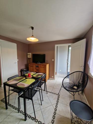 gedeelde lounge/tv-ruimte, gites de l'archange in Ducey gedeelde lounge/tv-ruimte, gites de l'archange in Ducey