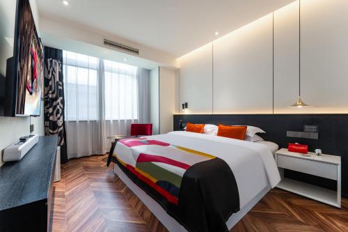 HeSu Hidden Art Hotel & Suites -Near Xi'an Drum Tower and Yongning Gate -Free Laundry Luggage Storag in Small Wild Goose Pagoda HeSu Hidden Art Hotel & Suites -Near Xi'an Drum Tower and Yongning Gate -Free Laundry Luggage Storag in Small Wild Goose Pagoda