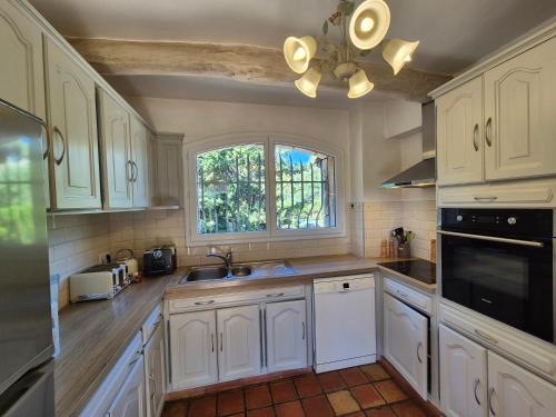 Konyha, Villa Lou San Peyre, Cannes et Mougins, 4 km des plages in Le Cannet Konyha, Villa Lou San Peyre, Cannes et Mougins, 4 km des plages in Le Cannet