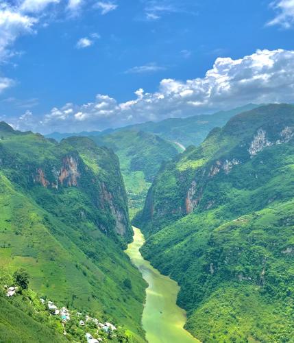 Loop Central Stay Tour & Motorbike Rental in Ha Giang Loop Central Stay Tour & Motorbike Rental in Ha Giang