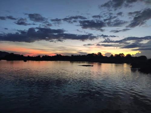 Smiling Lao River View in ミャンコン Smiling Lao River View in ミャンコン