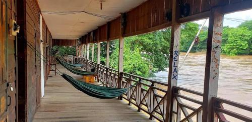 Smiling Lao River View in ミャンコン Smiling Lao River View in ミャンコン