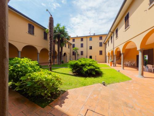 Kert, AQUARAMA - Lakefront apartment with private pool and free parking in Paratico Kert, AQUARAMA - Lakefront apartment with private pool and free parking in Paratico