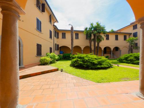 Kert, AQUARAMA - Lakefront apartment with private pool and free parking in Paratico Kert, AQUARAMA - Lakefront apartment with private pool and free parking in Paratico