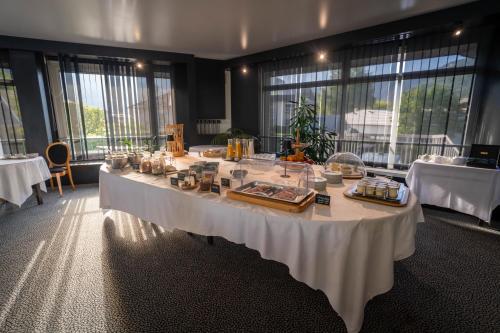 Food and beverages, Logis Hotel L'Embarcadere in Nantua Food and beverages, Logis Hotel L'Embarcadere in Nantua
