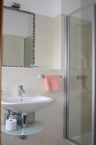 ห้องน้ำ, Hotel Zum kuhlen Grunde in มินเดิน ห้องน้ำ, Hotel Zum kuhlen Grunde in มินเดิน