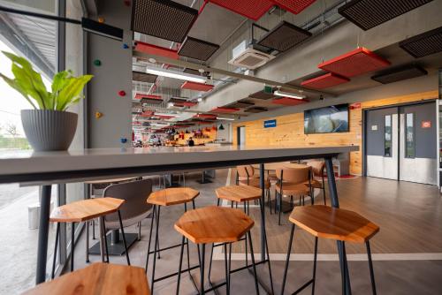 Bar/ Salón, Ibis Budget Guarulhos Aeroporto in Guarulhos Bar/ Salón, Ibis Budget Guarulhos Aeroporto in Guarulhos