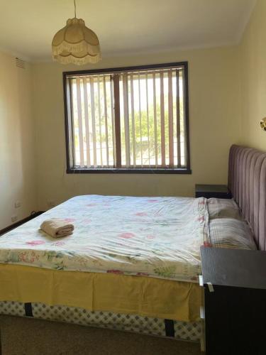 a 别墅大床间毗邻公园和公交车站 in 班杜拉 a 别墅大床间毗邻公园和公交车站 in 班杜拉