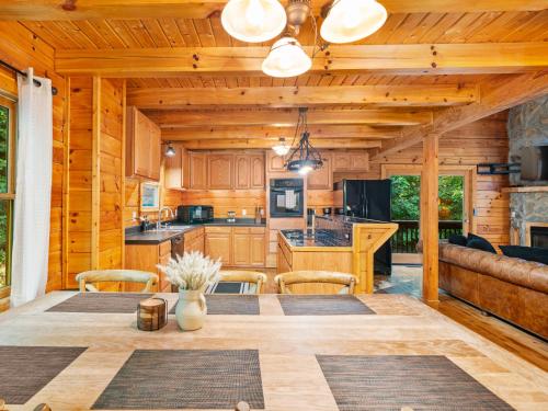 Cabin 3 Miles off I-40-hot tub-firepit-secluded better than a Hotel in Marion (NC) Cabin 3 Miles off I-40-hot tub-firepit-secluded better than a Hotel in Marion (NC)