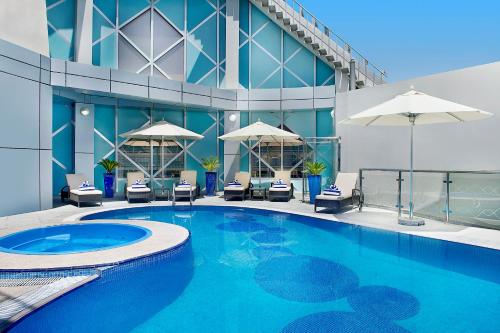 Úszómedence, City Seasons Towers Hotel in Dubaj Úszómedence, City Seasons Towers Hotel in Dubaj