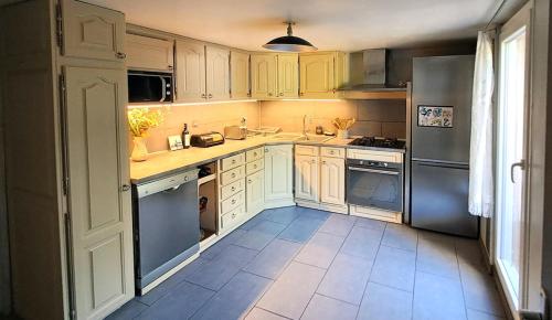 Large family home between Paris in Disneyland, with swimming-pool in Noisiel Large family home between Paris in Disneyland, with swimming-pool in Noisiel
