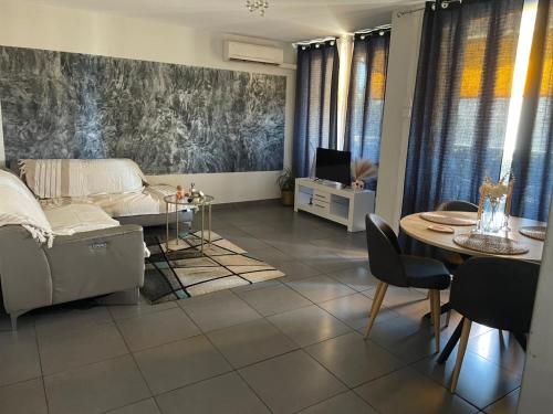 sala de TV, Cocon du Jaï (Cocon du Jai) in Marignane sala de TV, Cocon du Jaï (Cocon du Jai) in Marignane