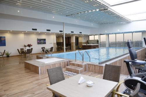Swimming pool, Erbil Quartz Hotel in Erbil Swimming pool, Erbil Quartz Hotel in Erbil