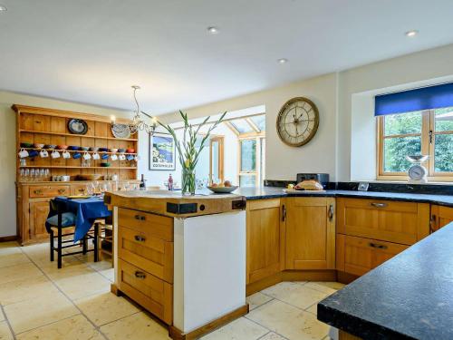 المرافق, 6 Bed in Lechlade 93251 in Lechlade المرافق, 6 Bed in Lechlade 93251 in Lechlade