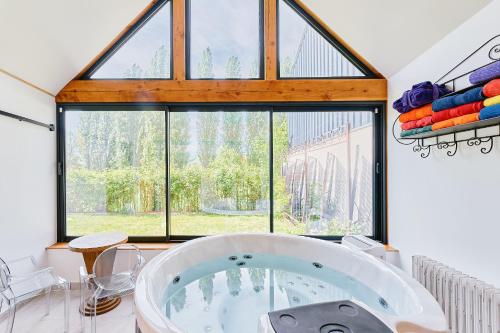 La Folie du Passeur, SPA, romantique, bord de Seine, 10 min Giverny in بريساني-لورجييو La Folie du Passeur, SPA, romantique, bord de Seine, 10 min Giverny in بريساني-لورجييو