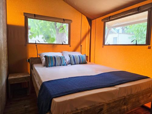 Camping Costa Dorada Tienda Aura in คาเนดเดมาร์ Camping Costa Dorada Tienda Aura in คาเนดเดมาร์