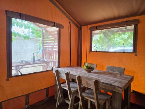 Camping Costa Dorada Tienda Aura in คาเนดเดมาร์ Camping Costa Dorada Tienda Aura in คาเนดเดมาร์