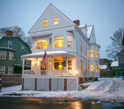 Chart House Inn Hotel