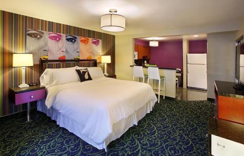 7 Springs Inn & Suites in Palm Springs (CA) 7 Springs Inn & Suites in Palm Springs (CA)
