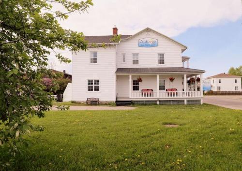 This photo about Auberge Lac-Saint-Jean shared on HyHotel.com