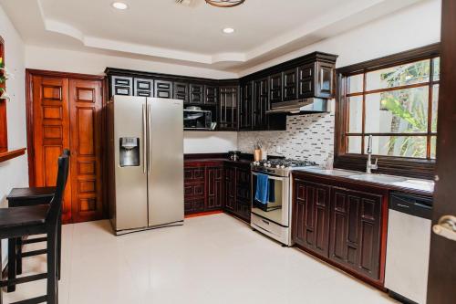 Luxury Oasis in Las Colinas- Elegant 3-Bdrm Villa in Las Colinas Luxury Oasis in Las Colinas- Elegant 3-Bdrm Villa in Las Colinas