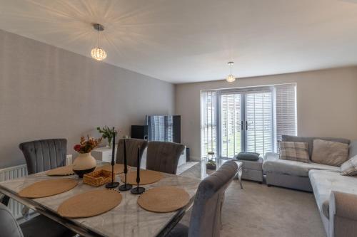 Shared lounge/TV area, Walk to Liverpool Airport - Luxury Stay with EV Charge - Fast WiFi in Liverpool Airport Shared lounge/TV area, Walk to Liverpool Airport - Luxury Stay with EV Charge - Fast WiFi in Liverpool Airport