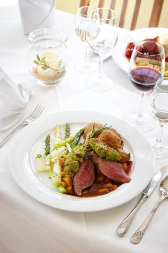 อาหารและเครื่องดื่ม, Hotel Hof Tutsberg in ชเนเฟอร์ดินเกน อาหารและเครื่องดื่ม, Hotel Hof Tutsberg in ชเนเฟอร์ดินเกน
