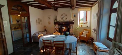 Pilea, Maison à la campagne avec grand jardin (Pilea, Maison a la campagne avec grand jardin) in Villers-Bocage Pilea, Maison à la campagne avec grand jardin (Pilea, Maison a la campagne avec grand jardin) in Villers-Bocage