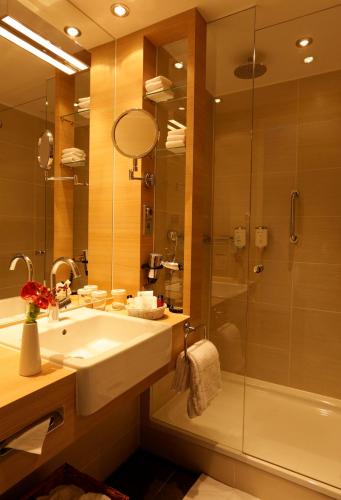 Ванна кімната, H+ Hotel Salzburg in Зальцбург Ванна кімната, H+ Hotel Salzburg in Зальцбург