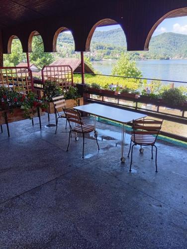 منظر, Jezero in Mali Zvornik منظر, Jezero in Mali Zvornik