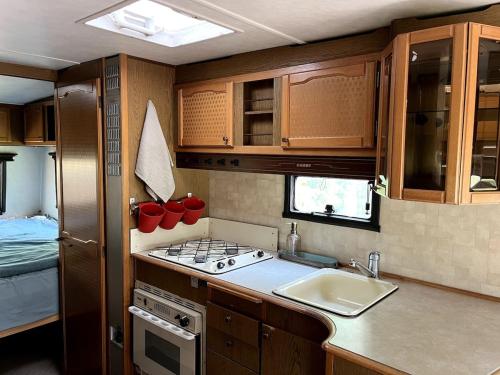 Konyha, Ubytování v divočině (Ubytovani v divocine) in Srbska Kamenice Konyha, Ubytování v divočině (Ubytovani v divocine) in Srbska Kamenice