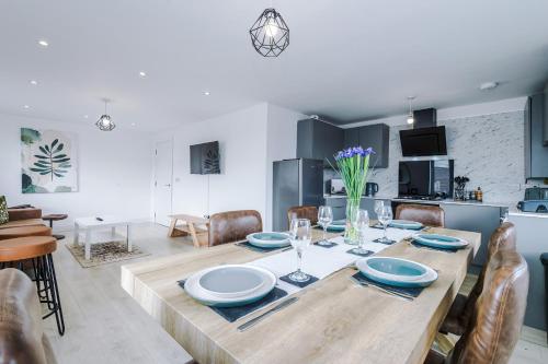 Hansas Executive Hideaway - Two Premium Townhouses by Parydise - Great for Business or Family Stays in Underdale Hansas Executive Hideaway - Two Premium Townhouses by Parydise - Great for Business or Family Stays in Underdale