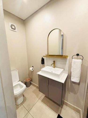 Fürdőszoba, Modern 1 Bedroom Apartment overlooking Sandton City in Sandton Fürdőszoba, Modern 1 Bedroom Apartment overlooking Sandton City in Sandton